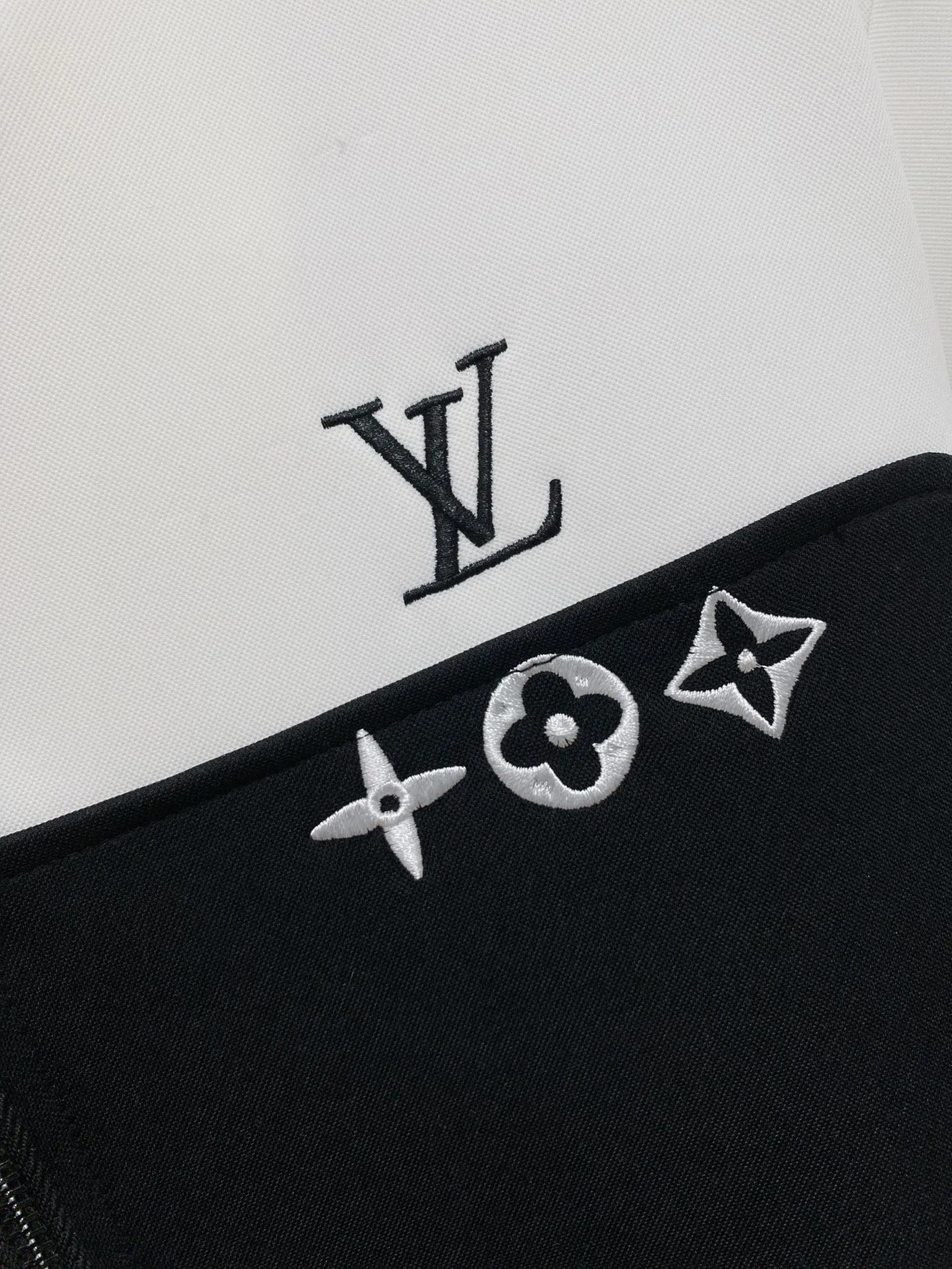 🅿️720 [LV Louis Vuitton] hot-selling suit is coming. Focus on the original version of the official website. 2025 new hot-selling cardigan and sweatshirt suit. The original order is the best. 🇭🇰The meticulous work of top designers. Just for a fitting and perfect upper body effect. All-natural high-quality Tencel Roman cotton 100%, close-fitting comfort, noble and elegant! Original hardware embodies elegance and nobility! Counter size: M-3XL (maximum wear up to 190 pounds)